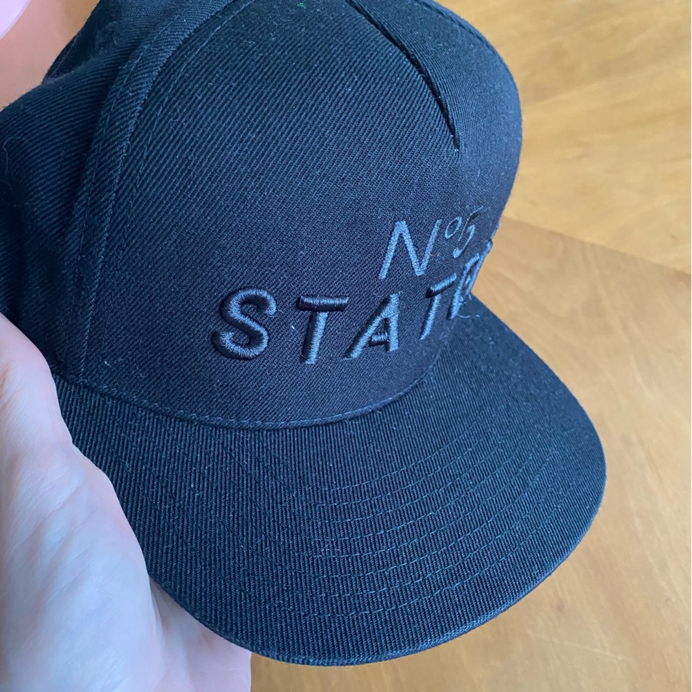Staten no 5 Blackout SnapBack - Picture 2 of 5